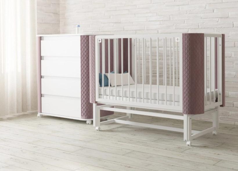 Детская кроватка с маятником Млада Фаворит розовый (велюр)