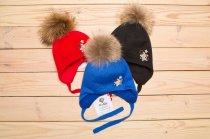 Шапка детская на завязках "Звезды" красный Арт. G1002016_2017 ISOSOFT PicCo Шапка детская на завязках "Звезды" красный Арт. G1002016_2017 ISOSOFT PicCo